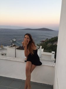 Üniversiteli Defne